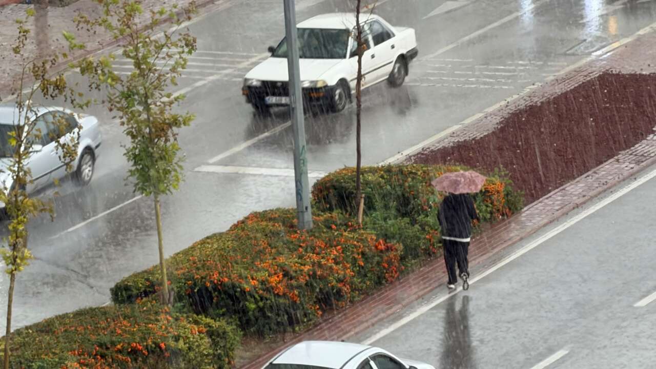 Konya’da sağanak yeniden bastırdı! AKOM 2 gün için daha uyarı yaptı 6